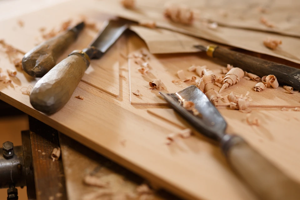 Atelier de menuiserie avec établi en bois massif équipé d'un étau