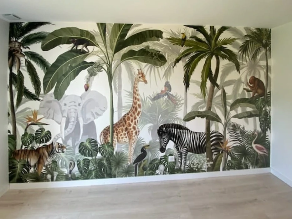 Fresque murale décorative représentant une jungle tropicale avec animaux sauvages dans un intérieur résidentiel