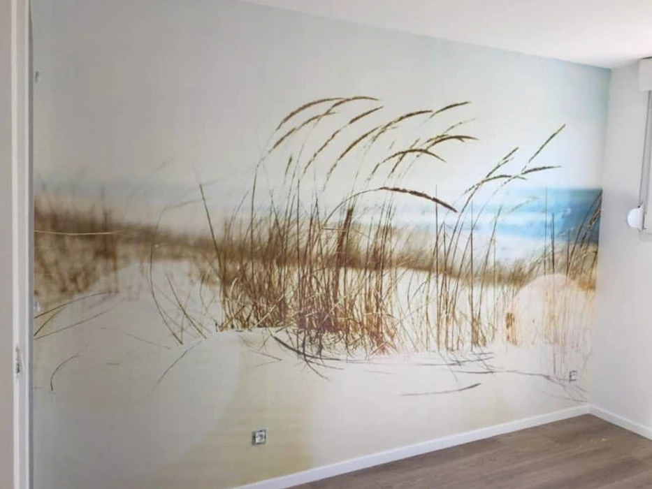 Intérieur moderne avec mur peint représentant un paysage côtier