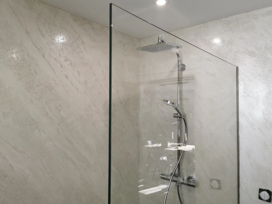 Salle de bain moderne avec douche à l'italienne équipée d'une paroi de verre transparent