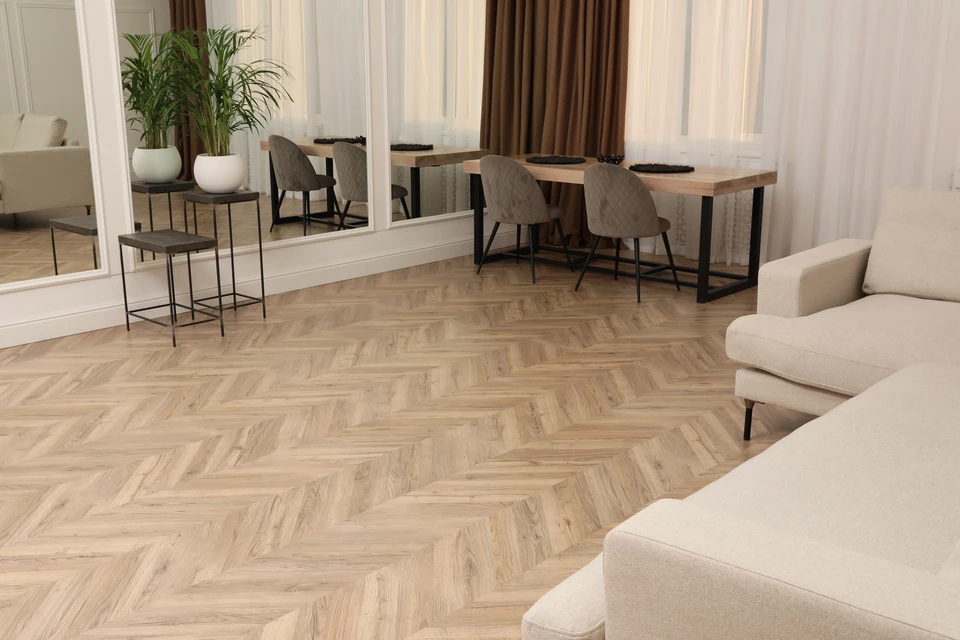 Intérieur résidentiel moderne avec salon et salle à manger ouverts