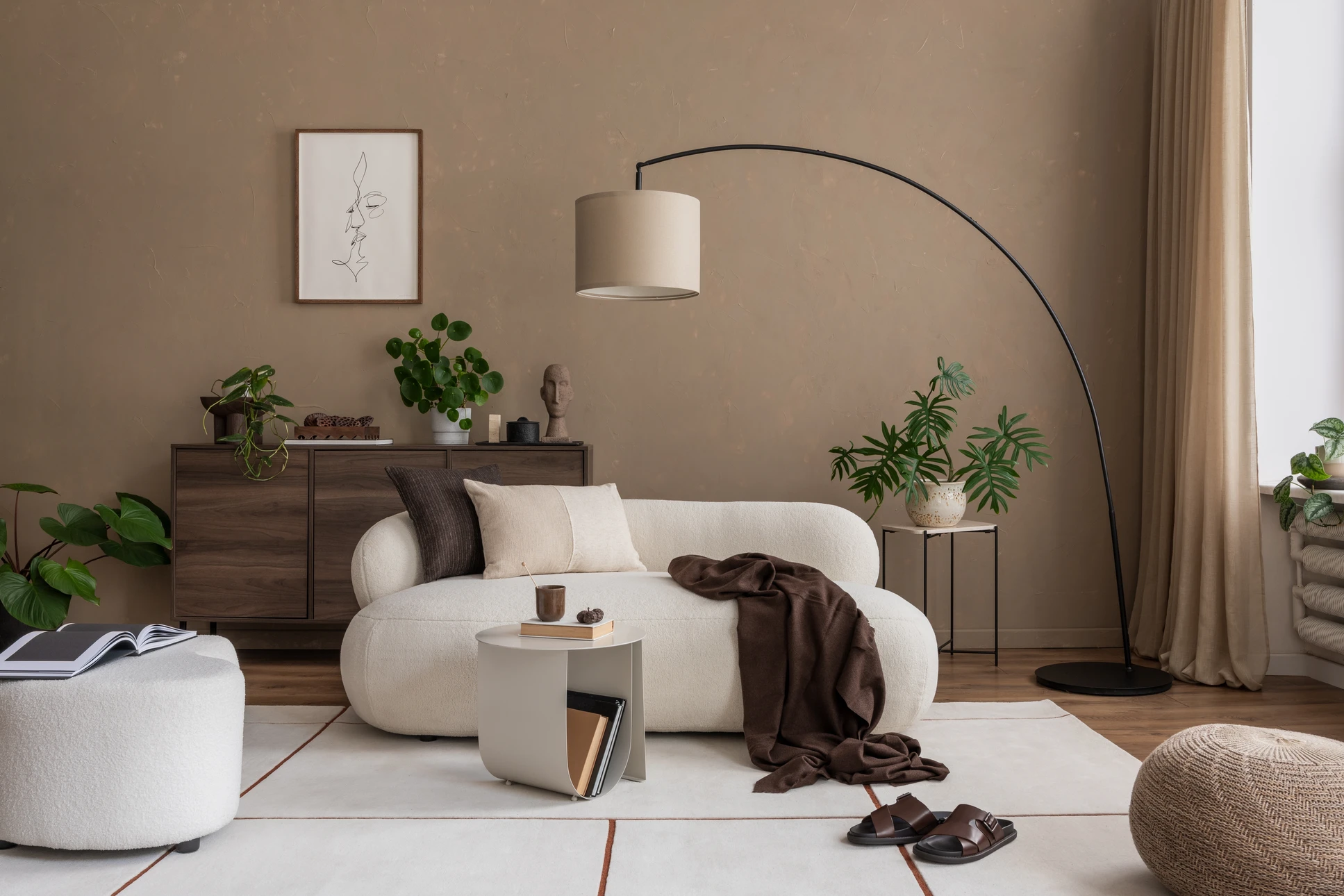 Femme assise sur escabeau dans pièce en rénovation, tête entre les mains exprimant fatigue ou frustration