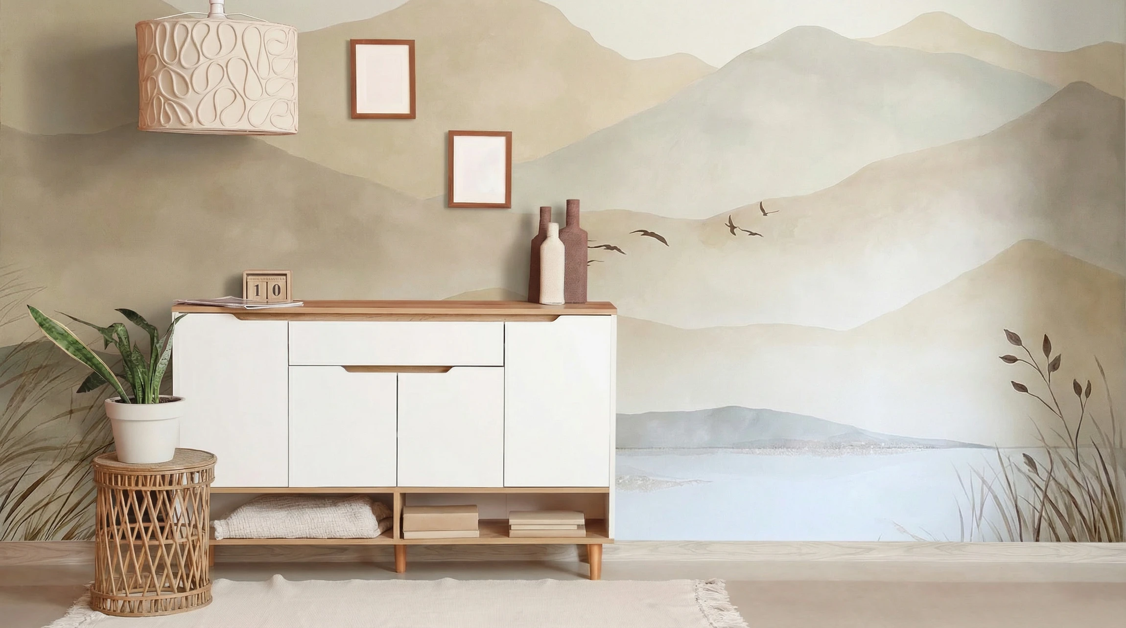 L'intérieur est élégant, avec une armoire en bois ornée de plantes en pots, d'objets de décoration et de livres