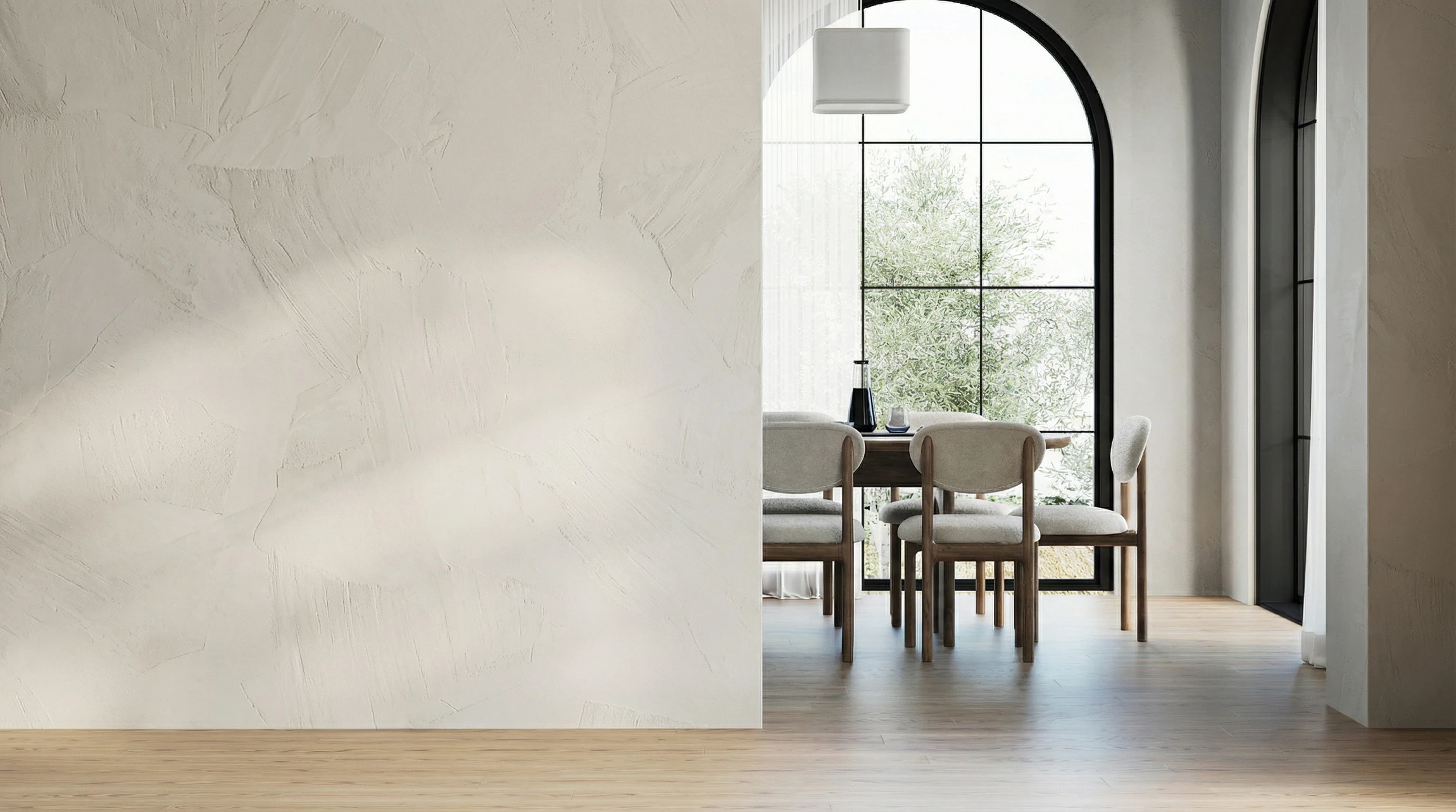 Artisan peintre en bâtiment appliquant un enduit ou peinture sur mur intérieur blanc avec spatule métallique