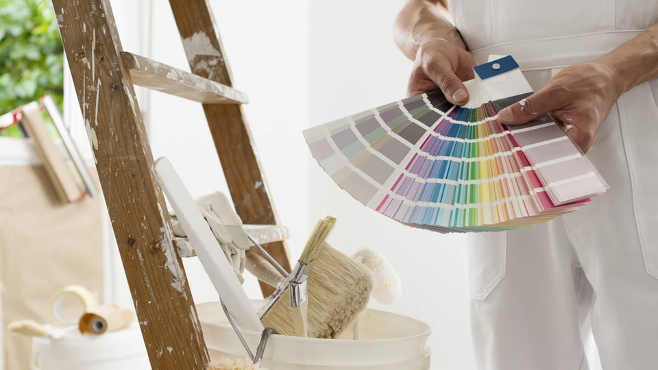 Intérieur d'atelier de peinture et décoration avec outils professionnels disposés sur plan de travail
