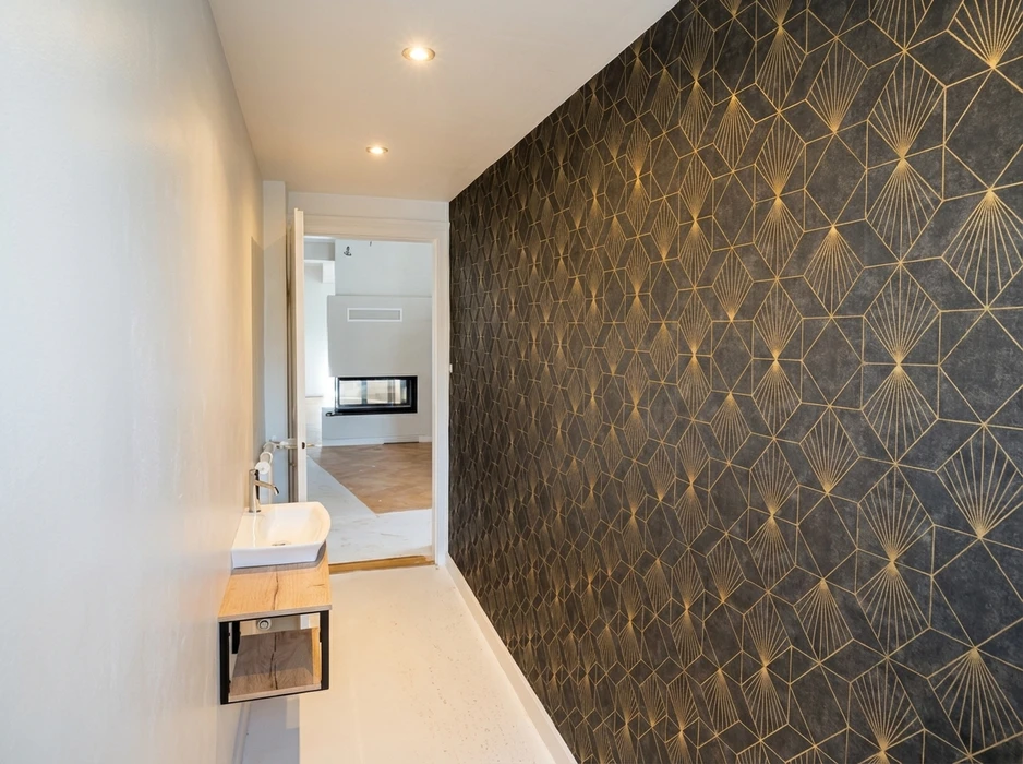 Intérieur en cours de rénovation avec ouvrier peignant un mur