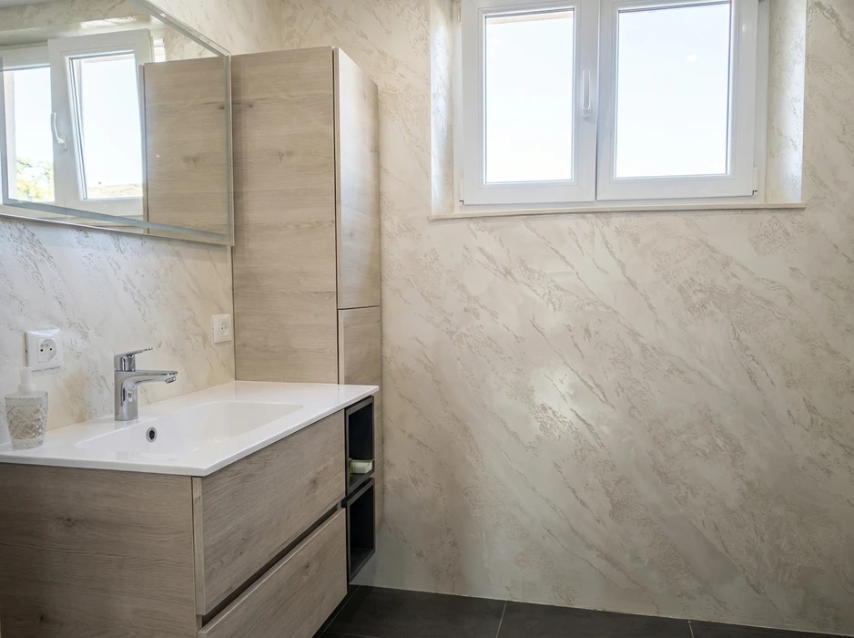 Couloir d'immeuble moderne avec portes d'appartements en bois stratifié gris