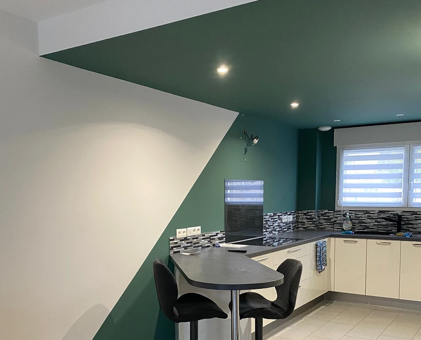 Cuisine moderne avec îlot central dans un appartement sous combles