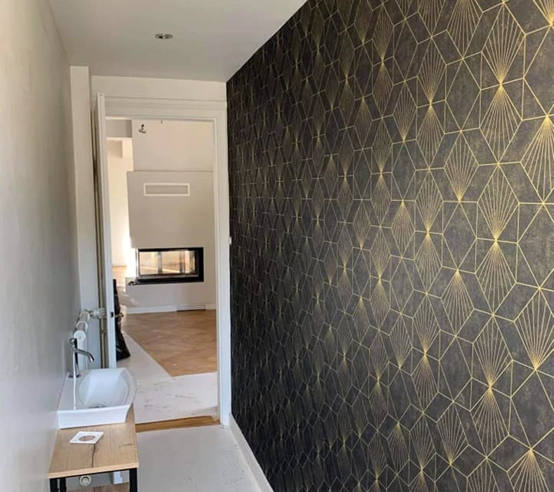 Intérieur moderne avec papier peint tropical décoratif couvrant un mur