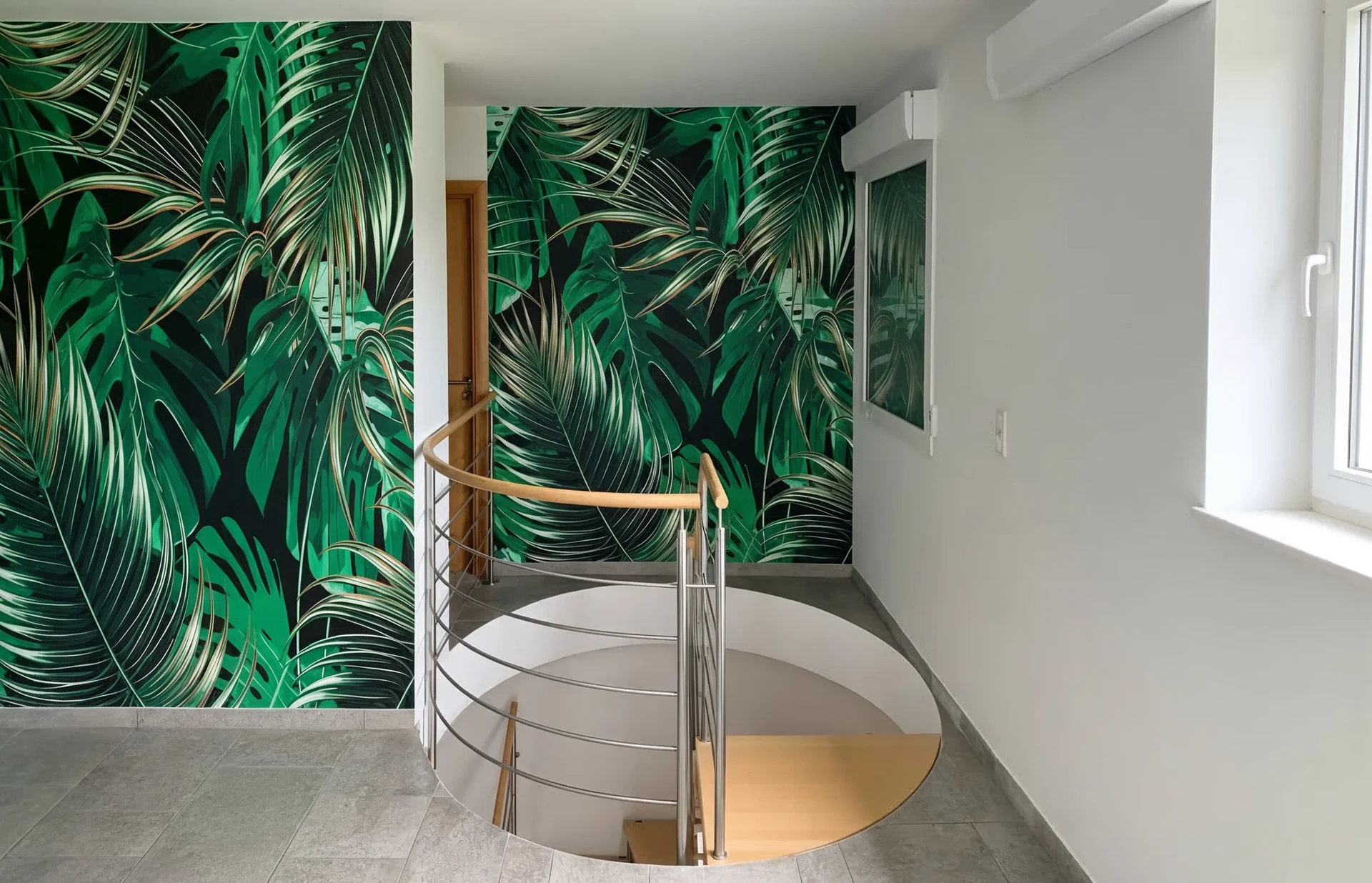 Mur peint d'un salon moderne présentant une fresque architecturale stylisée aux tons rose, blanc et terre cuite