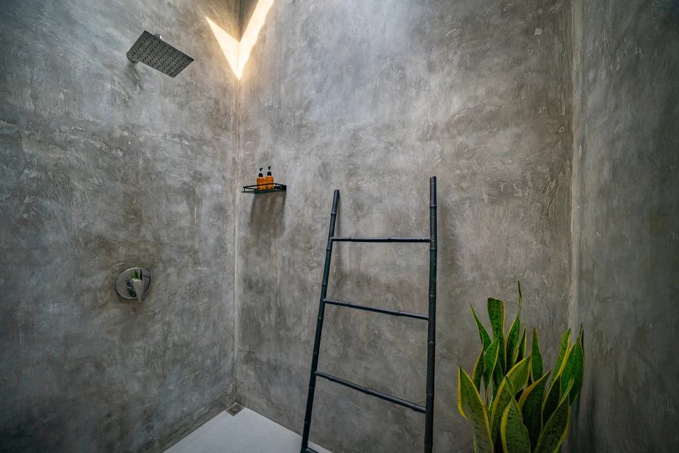 Intérieur d'un showroom de matériaux, présentoir métallique contenant des échantillons de revêtements organisés verticalement