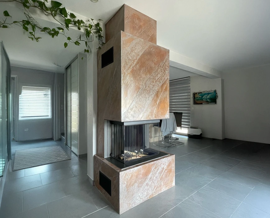 Douche moderne avec paroi vitrée et colonne de douche chromée équipée d'un pommeau carré et douchette