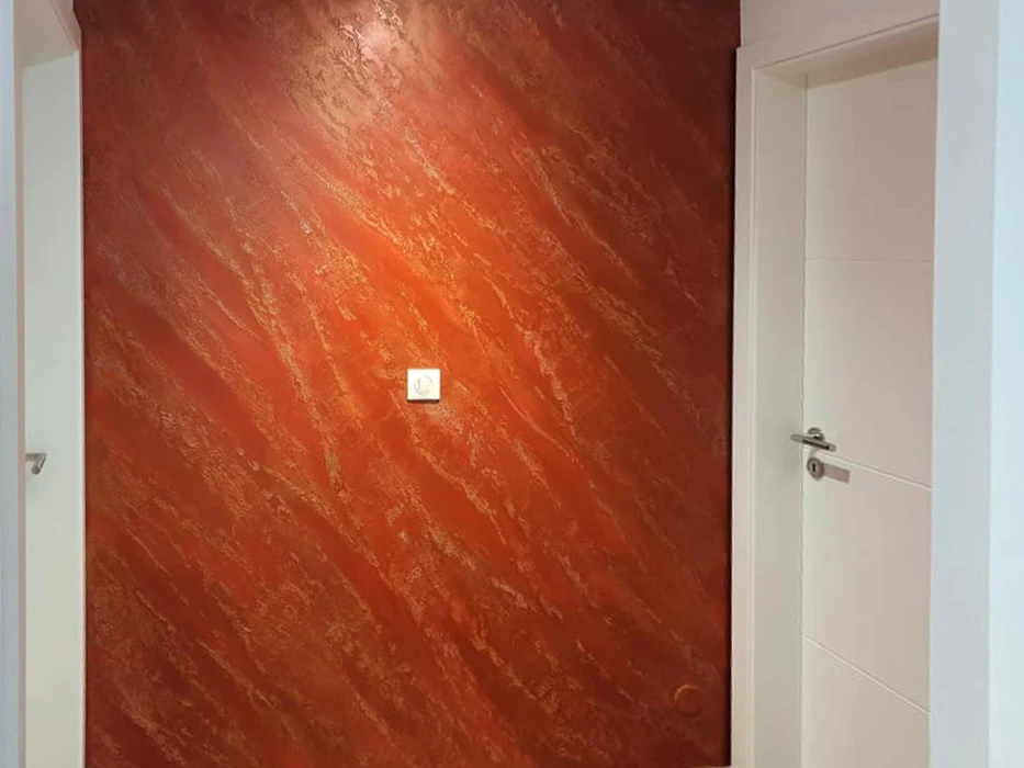 Salon moderne avec cheminée centrale à foyer vitré suspendu, parement pierre naturelle beige veinée