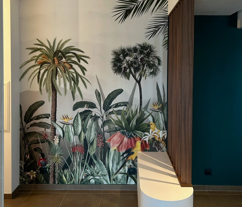Chambre d'enfant en cours d'aménagement avec mur peint en géométrie bicolore turquoise et gris