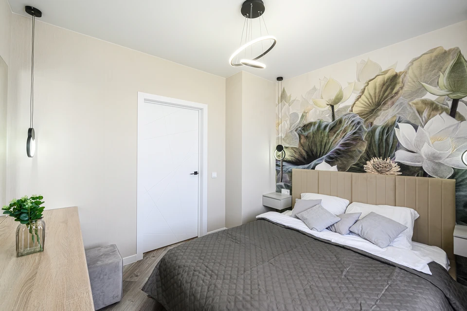 Une jeune femme joyeuse qui a l'intention de peindre des murs dans un appartement pendant la rénovation, choisissant des matériaux de haute qualité et scannant le code QR sur l'étiquette dans un magasin spécialisé