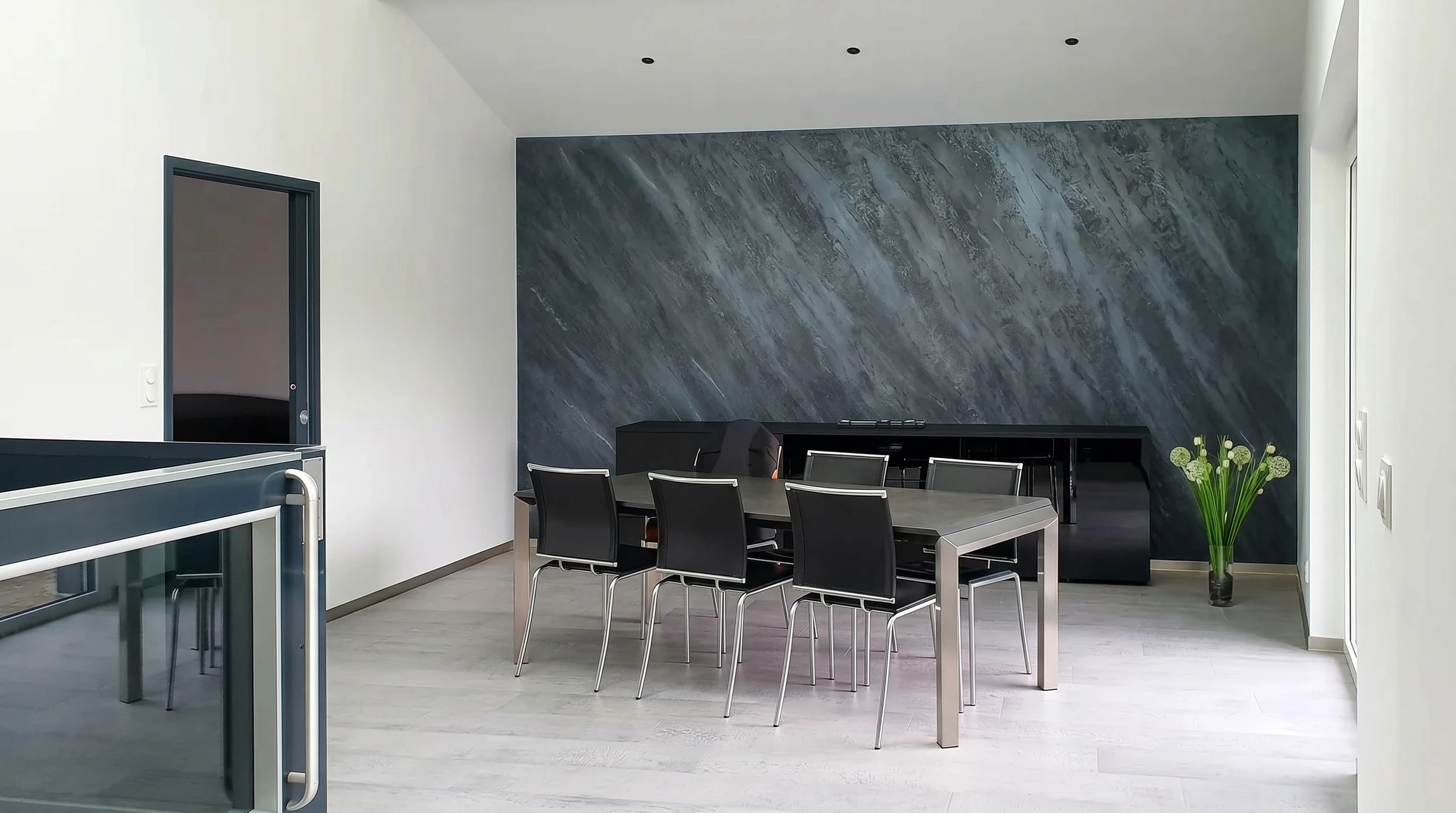 Intérieur moderne en cours de finition avec sols carrelage gris grand format